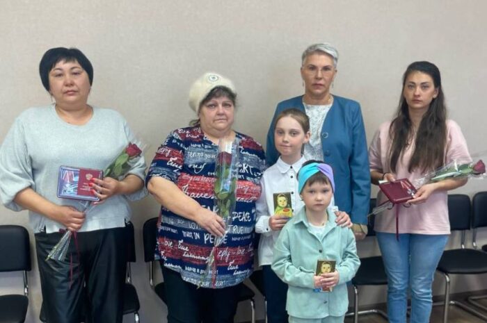 В Новоорском районе вручили государственные награды родным участников СВО