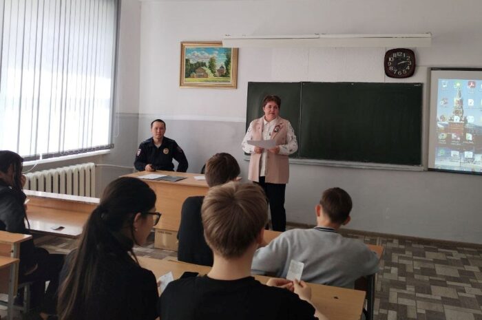 В Новоорске прошел совместный урок полиции и «Движения первых» по кибербезопасности