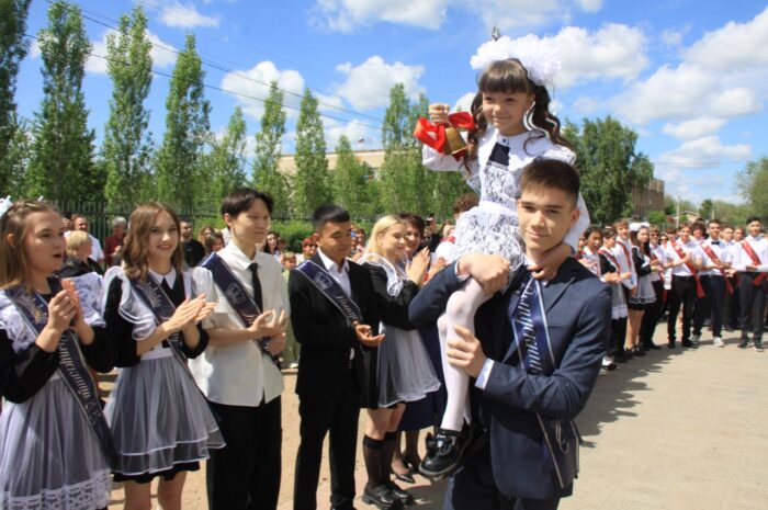 В Оренбургской области прозвенел последний звонок для выпускников 11 и 9 классов