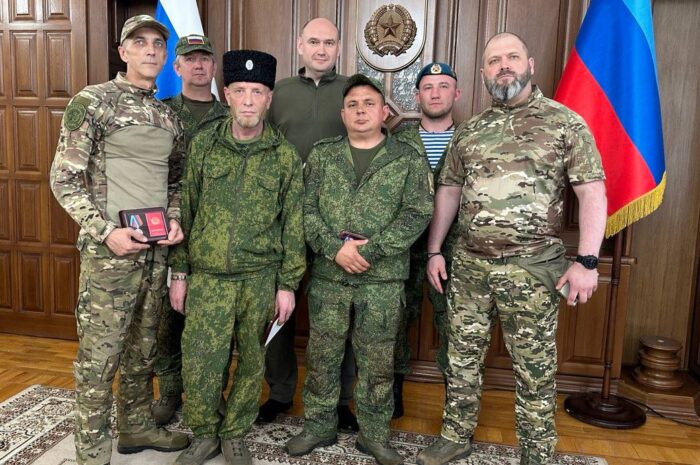 Евгений Солнцев встретился с оренбургскими бойцами добровольческого отряда БАРС-6 в Луганске