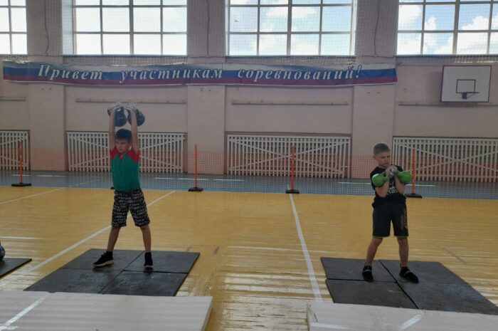 В Новоорском районе в День России прошли турниры по гиревому спорту и футболу
