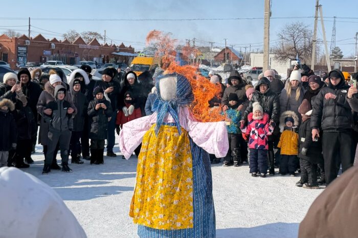 Жители и гости Новоорска проводили зиму – в посёлке прошла Широкая Масленица