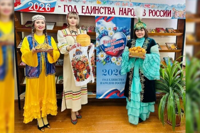 Хлебосольством и гостеприимством встречают гостей в Новоорской районной библиотеке