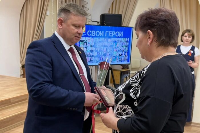 В Новоорском районе семьям Героев специальной военной операции вручили награды