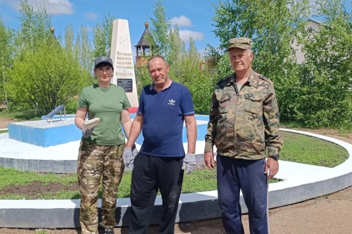 Казаки Новоорска к православному празднику обновили памятник