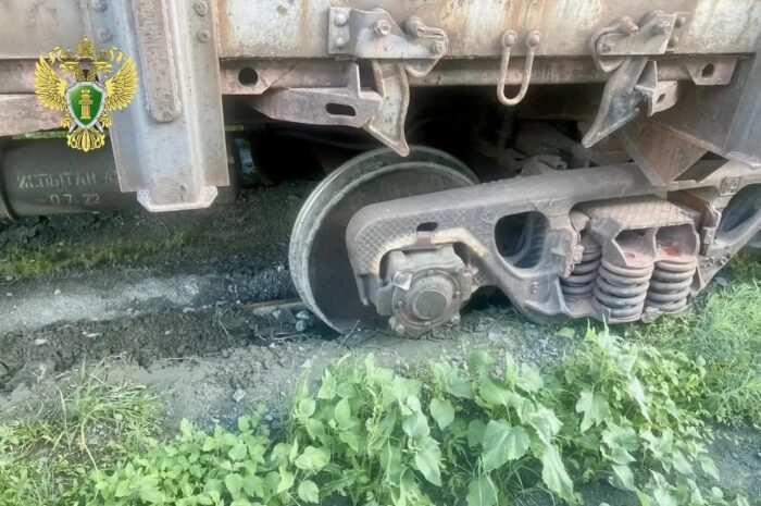 Три вагона сошли с рельсов из-за намыва грунта в Оренбургской области