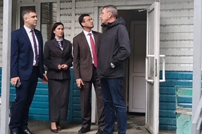 Партийный десант проверил ход ремонта круглосуточного стационара в Кувандыке