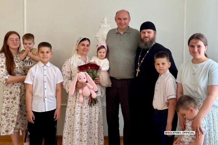 Губернатор Оренбуржья Евгений Солнцев в Бугуруслане навестил семью Анисимовых