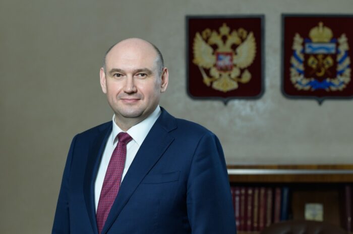 Евгений Солнцев поздравил сотрудников и ветеранов социальной защиты с профессиональным праздником