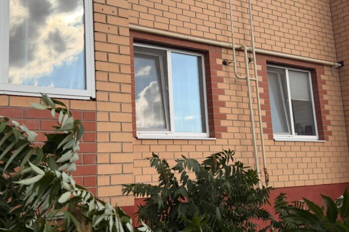 В Новоорске полицейские устанавливают обстоятельства падения трехлетнего ребенка из окна
