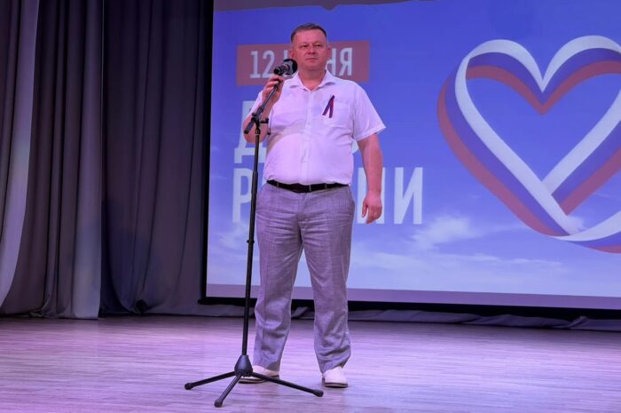 В Новоорском районе в День России чествовали лучших работников и вручили юным гражданам паспорта