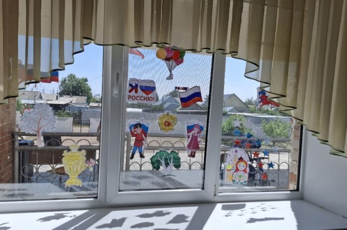 Активисты Движения Первых Новоорского района украсили окна ко Дню России