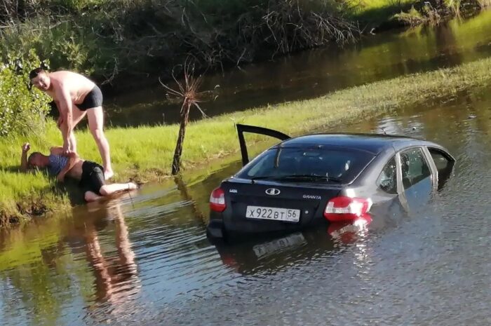 В Новоорском районе сотрудники Госавтоинспекции спасли водителя, оказавшегося в воде