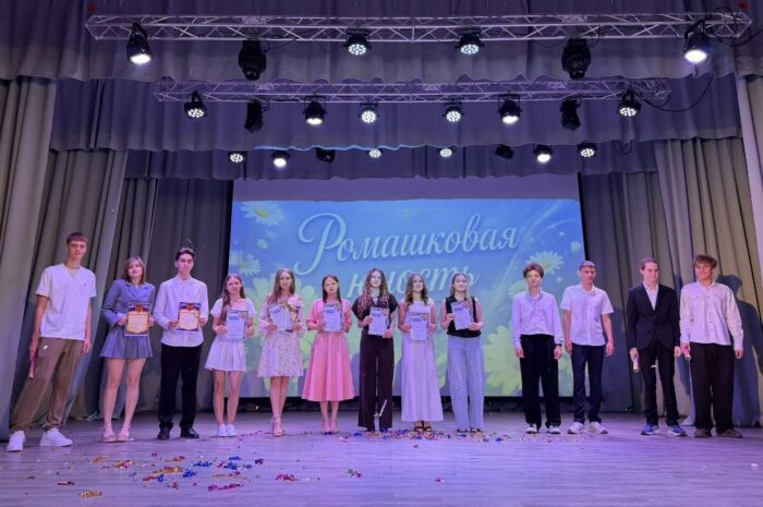 В Новоорском районе прошёл ежегодный бал выпускников «Ромашковая юность»