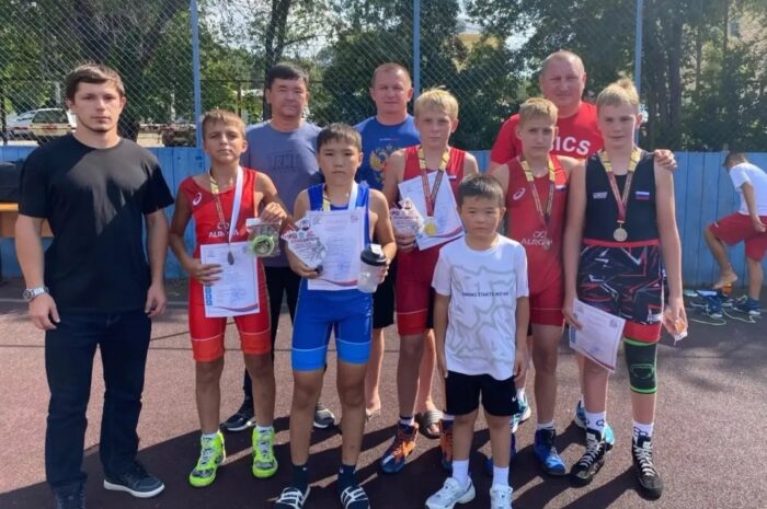 Юные борцы Новоорской спортивной школы успешно выступили на соревнованиях в Первомайском