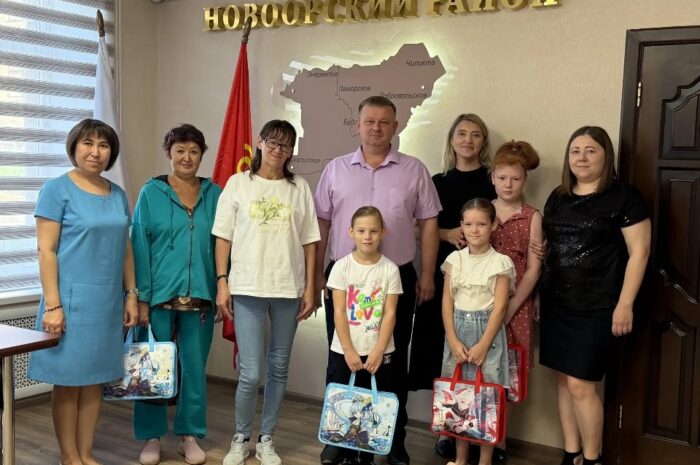 В Новоорском районе в рамках акции «Соберём ребёнка в школу» детям вручили школьные наборы