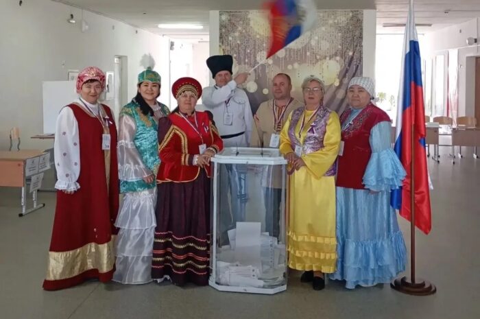 В Новоорском районе избирателей на выборах встречают в национальных костюмах