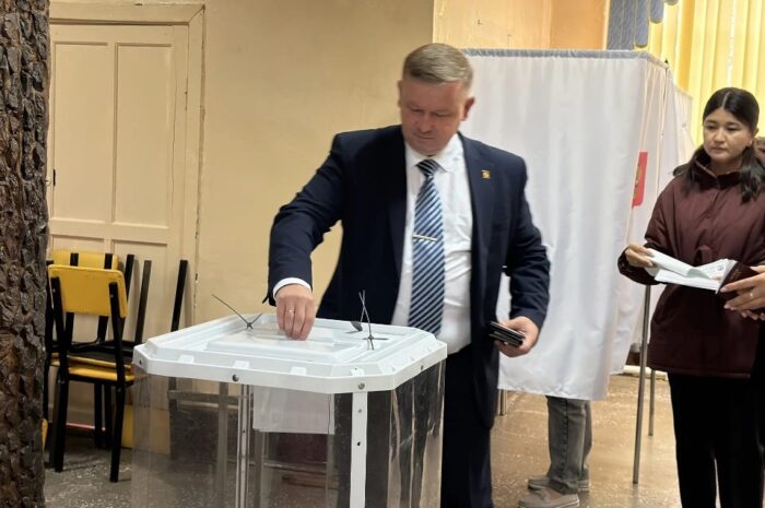 Глава Новоорского района Александр Ващенко принял участие в голосовании на выборах