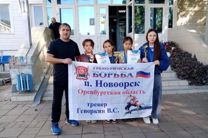 Две золотые и две серебряные медали завоевали новоорские спортсменки на турнире по вольной борьбе в Оренбурге
