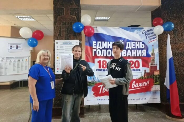 В Новоорском районе молодые избиратели, голосующие впервые, получают памятные подарки