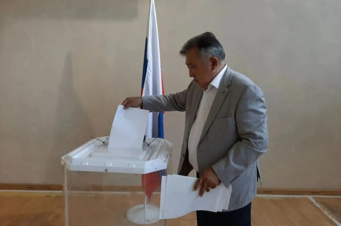 В Новоорском районе проголосовал на выборах депутат райсовета Гумар Манаков