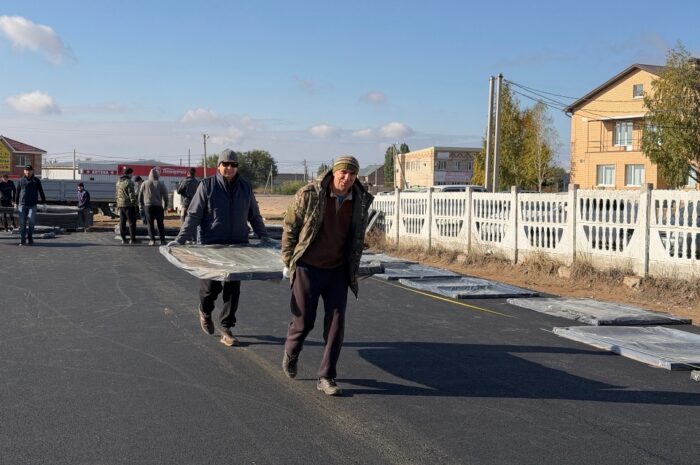 Всем миром любое дело по силам: в Новоорске завершён первый этап установки корта
