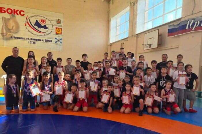 В Новоорской спортивной школе прошло первенство по греко-римской борьбе
