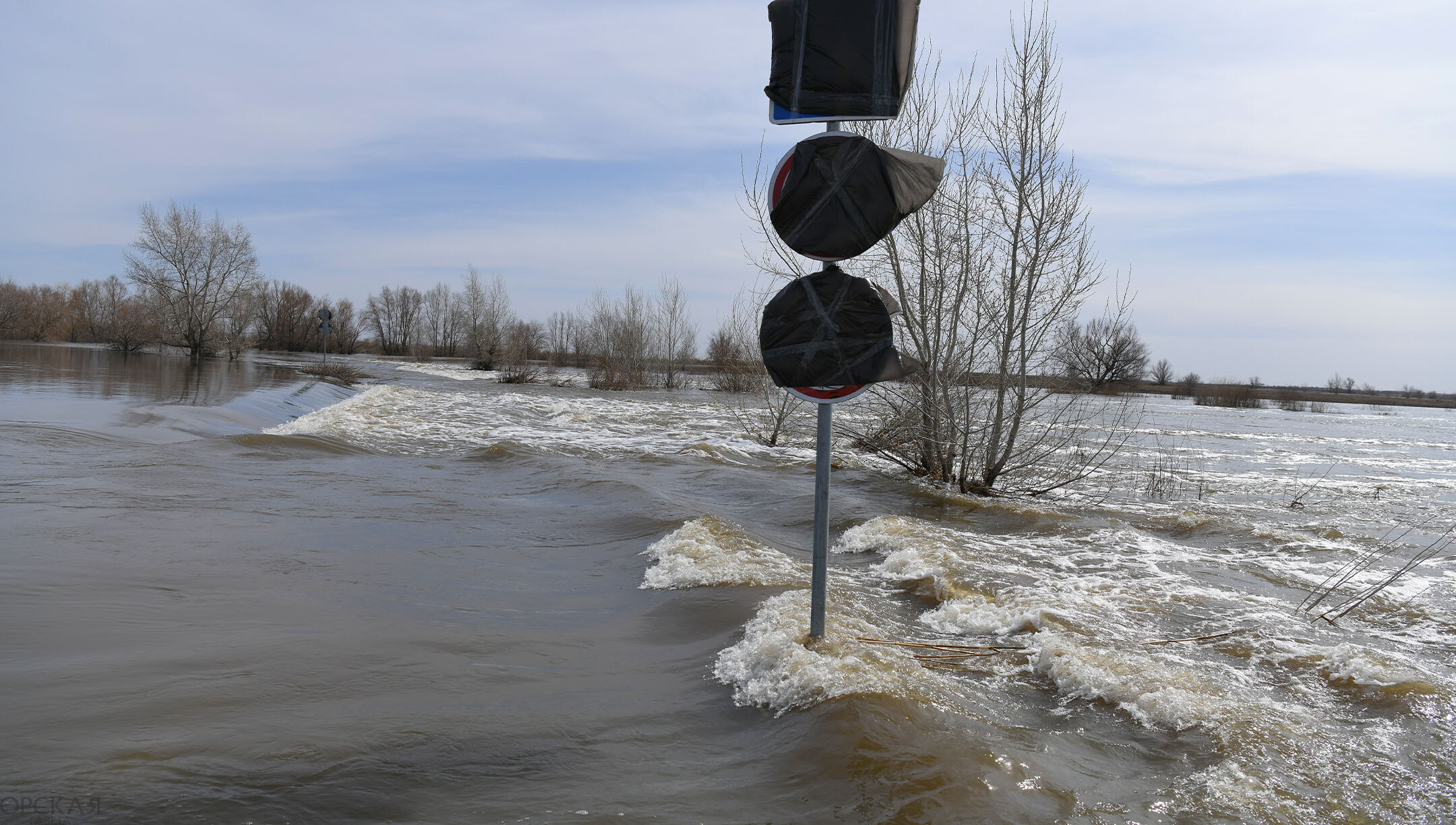 Насколько поднялся урал. Уровень воды. Уровень воды в Урале. Фото на уровне воды. Уровень воды поднимается.