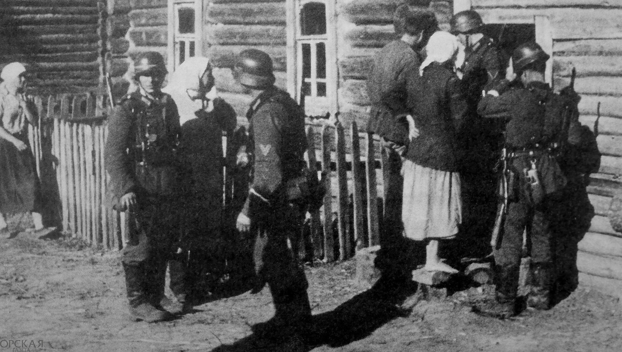 Нацистский оккупационный режим и его пособники. Немцы в деревне 1942. 1942 Белоруссия полицаи.