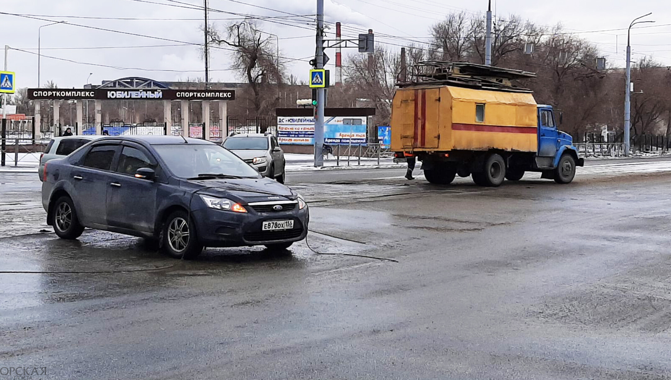 На проспекте Мира кабель упал на автомобиль | 25.12.2023 | Новости Орска -  БезФормата