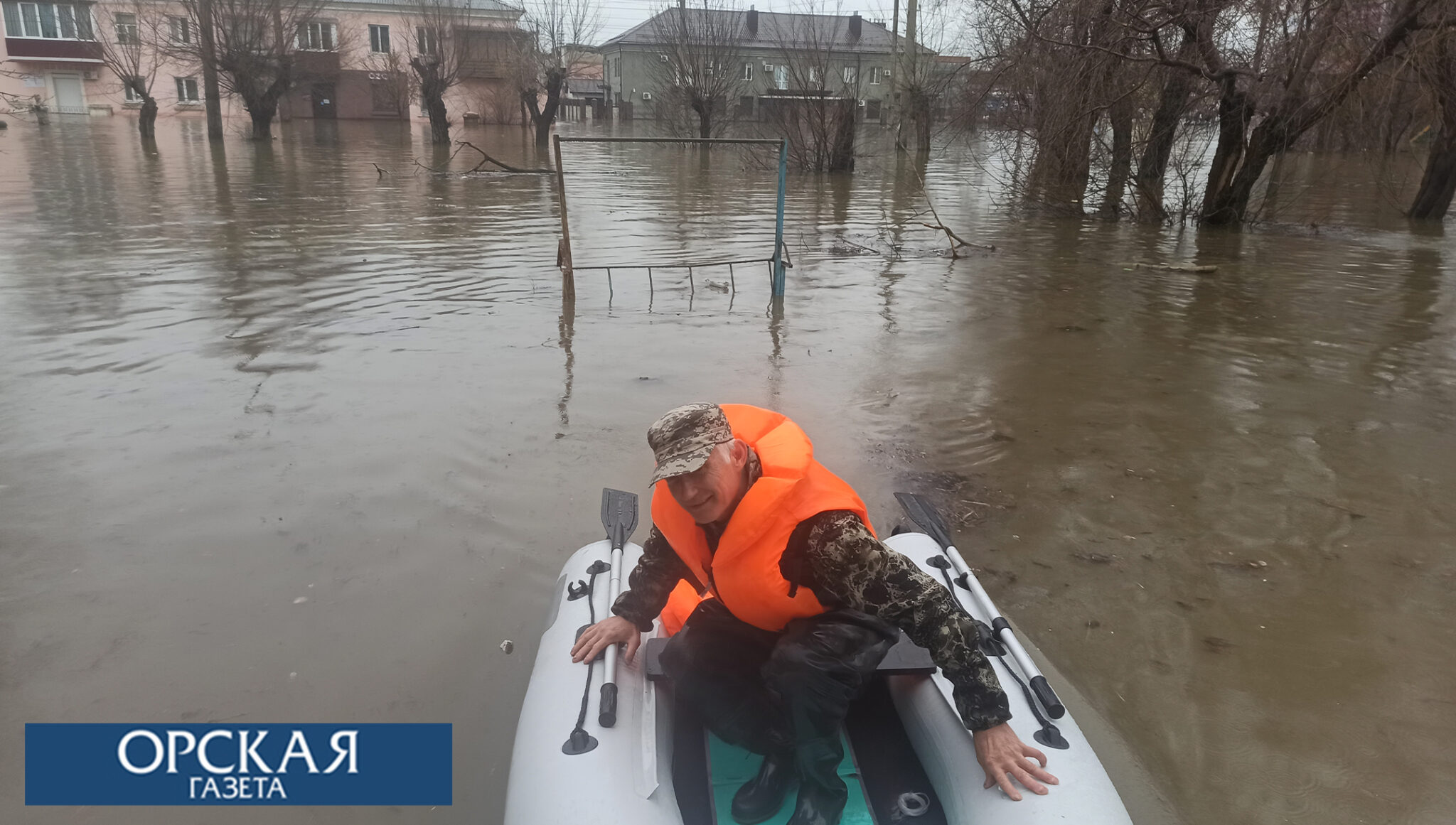 В Орске в <b>затопленных</b> районах дежурят полицейские и жители.