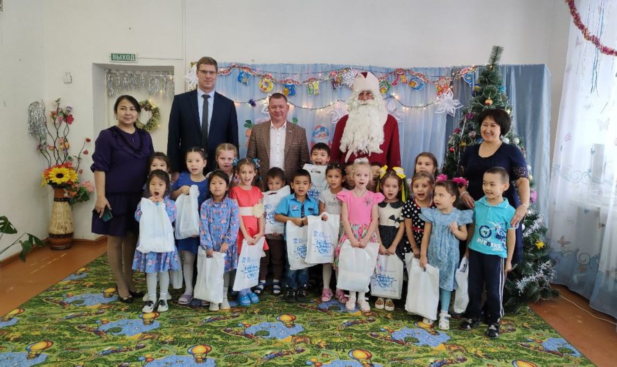 Воспитанникам четырех детских садов Первомайского района вручены новогодние подарки депутатом ЗакСобра Сергеем Аверкиевым