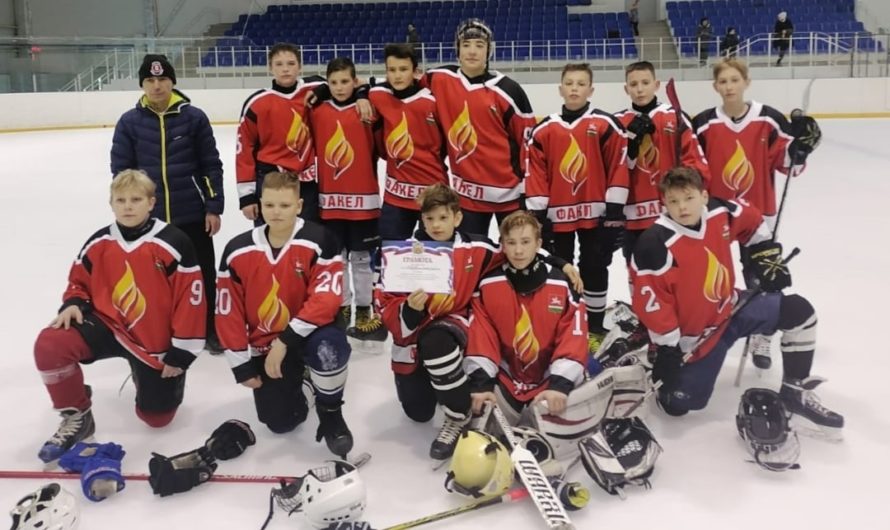 Хоккеисты старшей группы Первомайского “Факела” заняли второе место на зональных соревнованиях в Бузулуке
