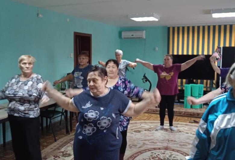 В Первомайском КЦСОН проходят занятия по адаптивной физкультуре с пожилыми гражданами