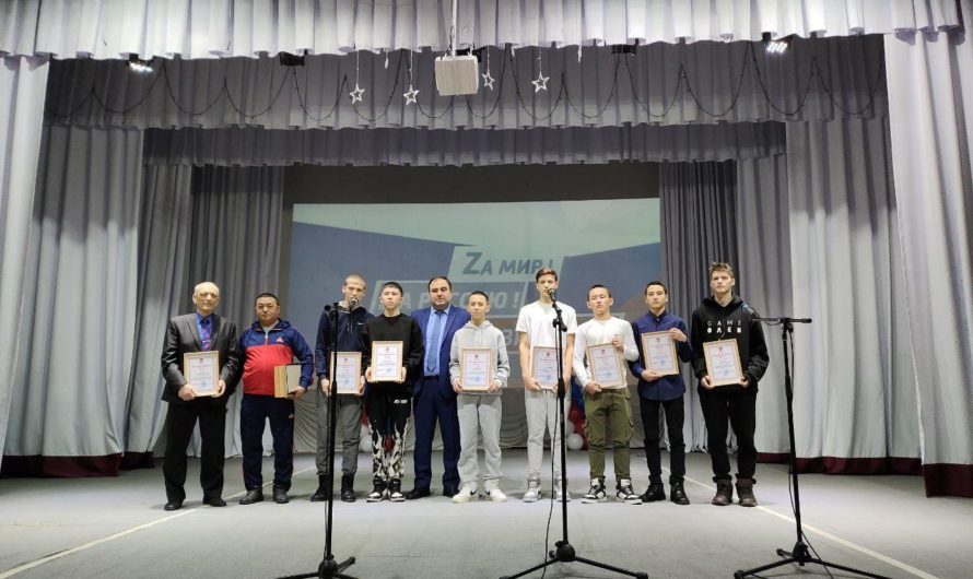 В Первомайском на концерте наградили футболистов за заслуженные победы