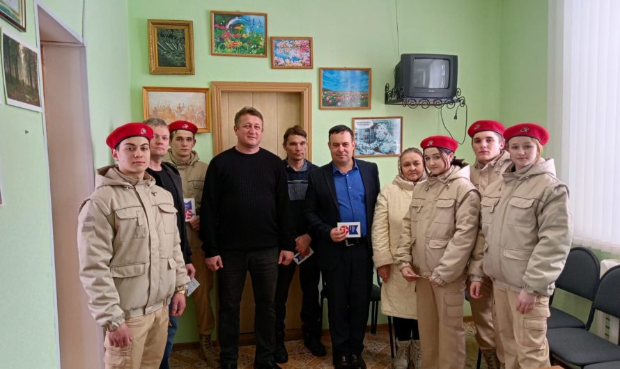 Юнармейцы поздравили мужской коллектив редакции газеты «Причаганье»