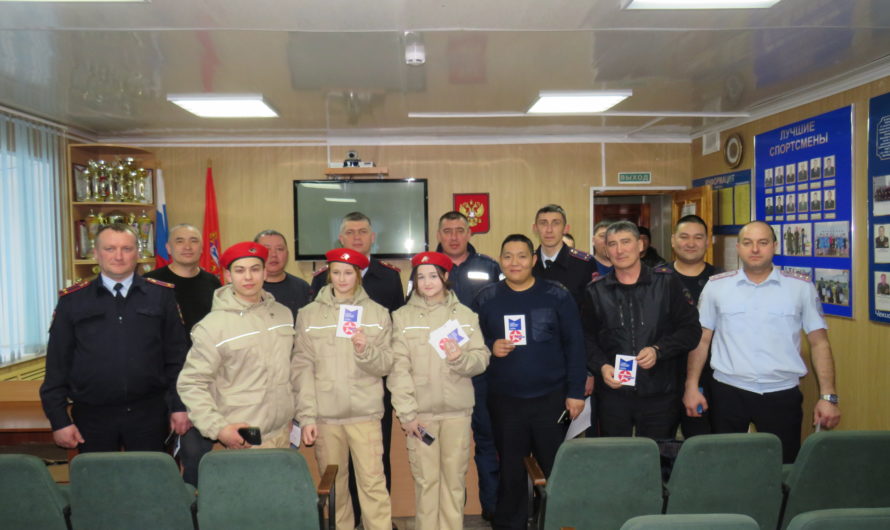 Юнармейцы поздравили первомайских полицейских с наступающим праздником