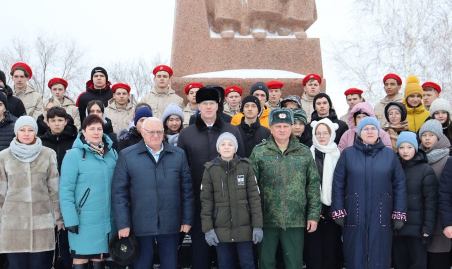 В Первомайском возложили цветы к мемориалу в канун Дня защитника Отечества