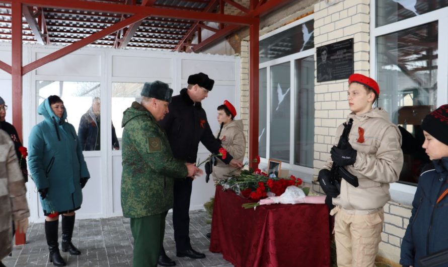 На Сергиевской средней школе установили мемориальную доску в память о Максиме Ялукове