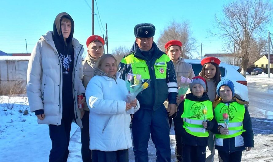 Первомайские госавтоинспекторы и юнармейцы дарили цветы автоледи