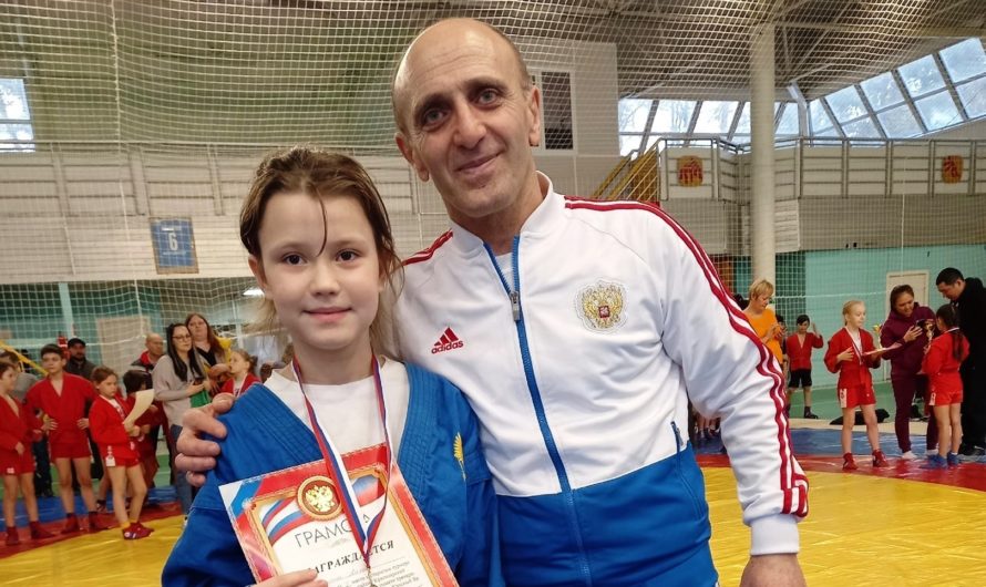 Юная самбистка Анна Зимина дебютировала на соревнованиях по самбо