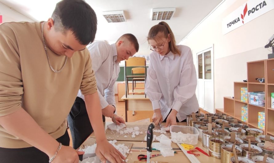 Юные первомайцы делают блиндажные свечи для наших бойцов