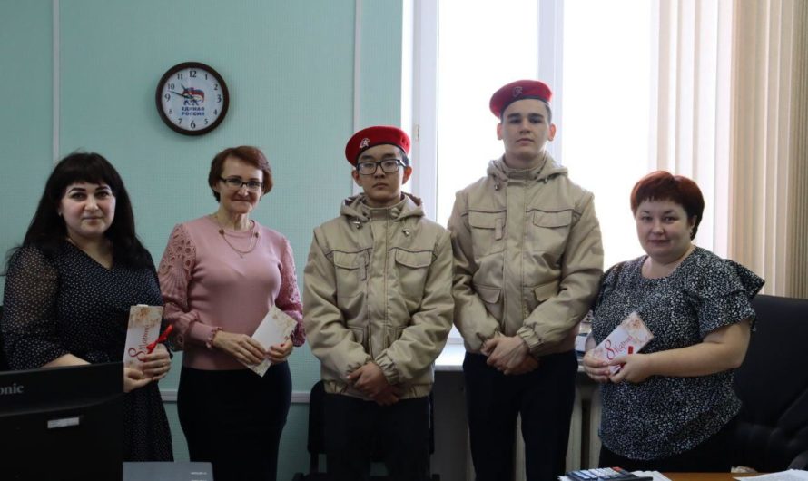 Первомайские юнармейцы поздравили сотрудниц администрации района