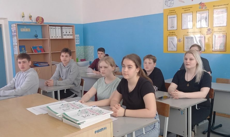 Первомайские школьники на каникулах посмотрели фильм “Нахимовцы”