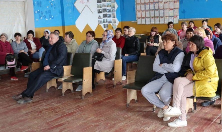 Жители села Каменного обсудили с главой района актуальные проблемы