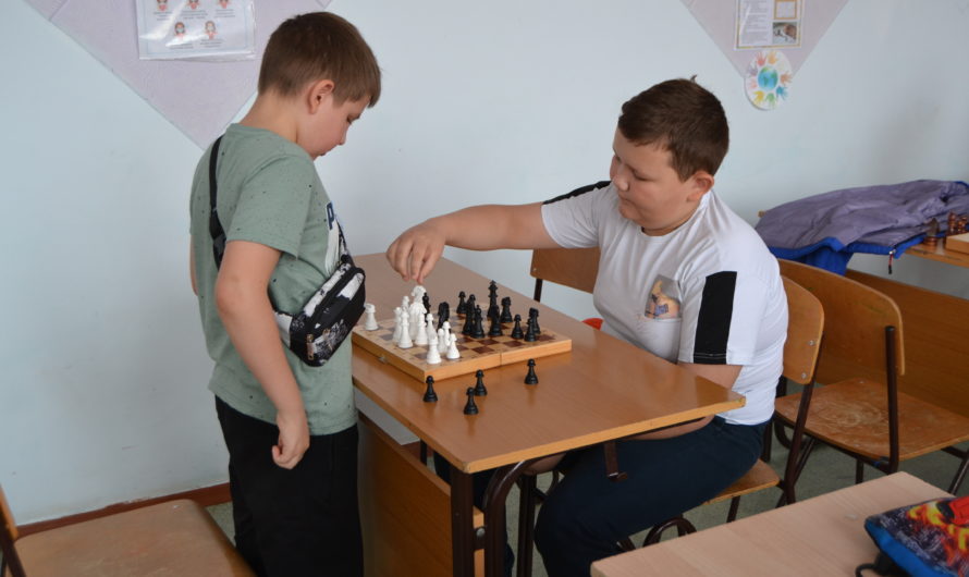 В канун Дня Победы дети сразились в шашки и шахматы