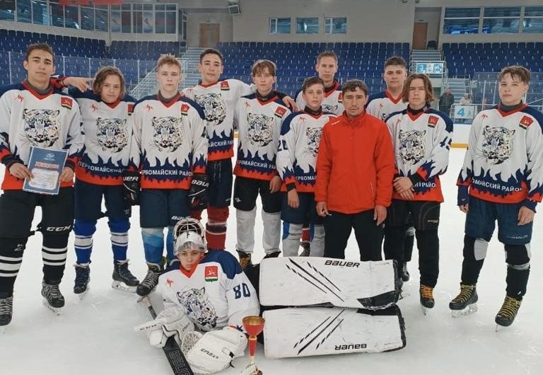 Первомайские хоккеисты старшей возрастной группы завоевали бронзу на областном первенстве