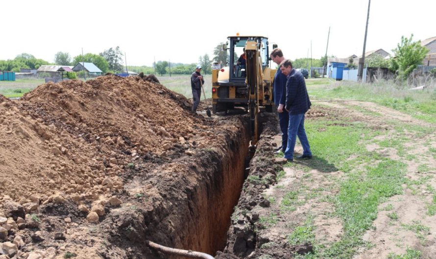 В поселке Назаровка ведутся работы по капитальному ремонту сетей наружного водоснабжения