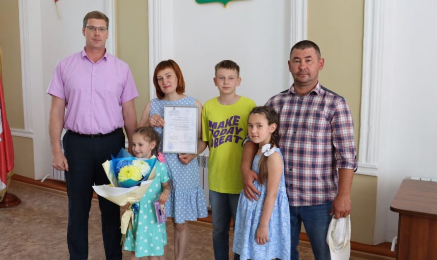 Семья Тетериных получила свидетельство о предоставлении социальной выплаты на жилье из областного бюджета