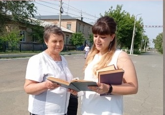 Первомайские библиотекари приняли участие в акции “Бегущая книга”